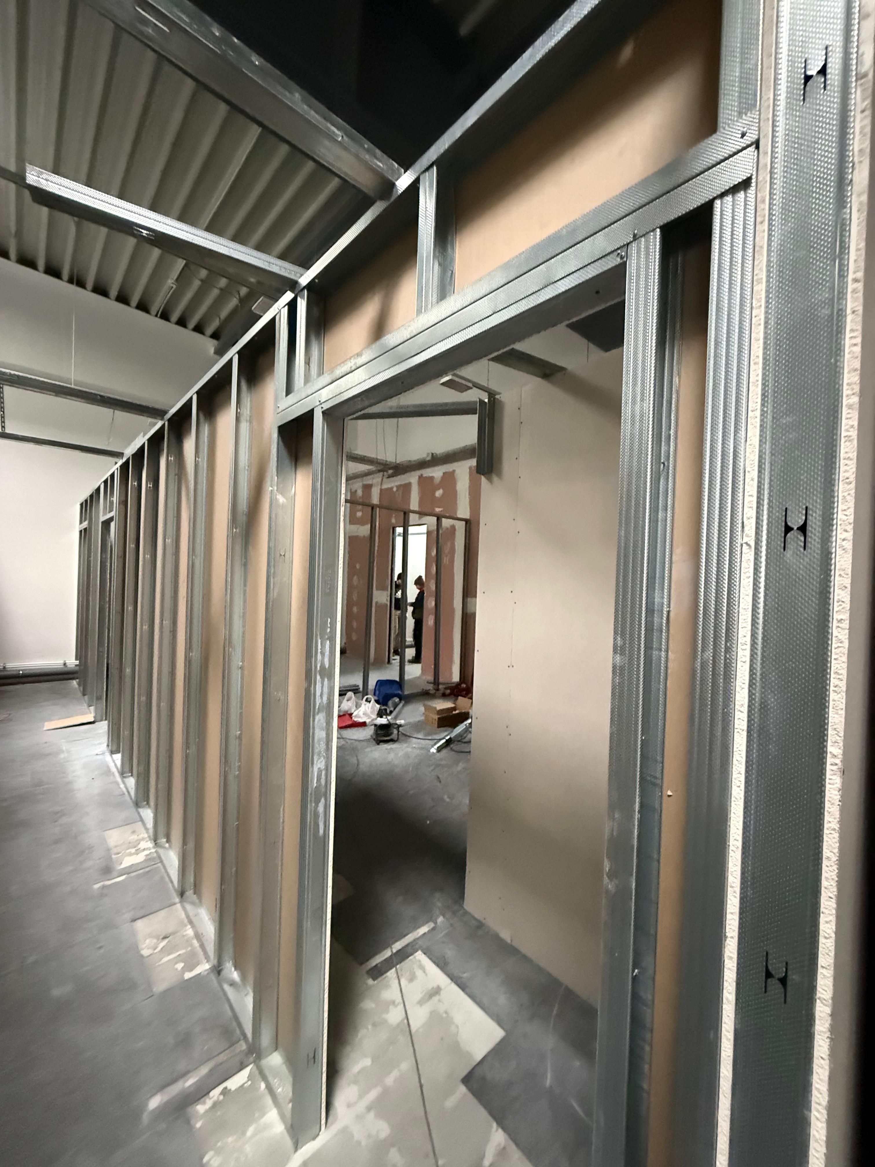 Compartimentări de birouri în hală, cu structură metalică din profile și goluri de uși trasate
