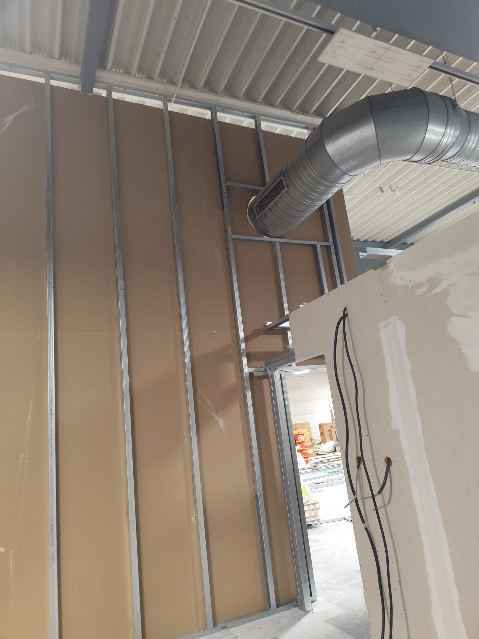 Structură metalică placată cu gips carton, cu tubulatura de ventilație integrată
